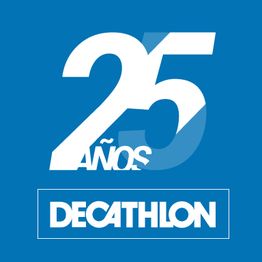 "Logo de Decathlon celebrando 25 años sobre fondo azul."