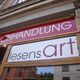 Buchhandlung mit rotem Schild "Buchhandlung lesensart" an der Fassade eines Gebäudes.