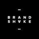 Schwarzer Hintergrund mit weißem Text: "BRAND SHAKE". Der zweite Teil ist kopfüber gedruckt.