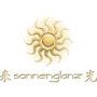 Goldene Sonne mit welligen Strahlen über dem Schriftzug "sonnenglanz" und chinesischen Zeichen.
