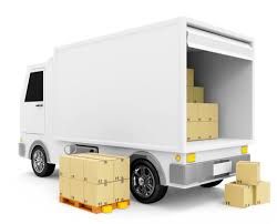 Caminhão de entrega branco com caixas de papelão na parte traseira e ao redor.