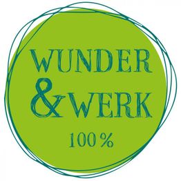 Grüner Kreis mit handgezeichneter Schrift "Wunder & Werk 100%".
