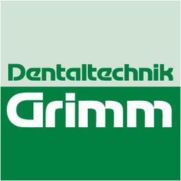 Grünes Logo mit weißem Text "Dentaltechnik Grimm".