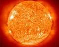 Sonne in Nahaufnahme, strahlend und glühend in intensiven Rottönen.