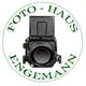 Schwarz-Weiß-Kamera im Kreis, umgeben von grünem Text: "Foto-Haus Engemann, Gößnitz/Thüringen".