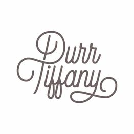 Texte stylisé : "Purr Tiffany" avec une police cursive noire sur fond blanc.