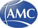 Ein blaues ovales Logo mit der weißen Aufschrift "AMC" und geschwungenen Linien.