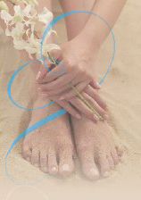 Füße im Sand, Hände halten weiße Blumen, blaue Linie über Bild. Entspanntes Ambiente.