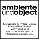 Schwarzer Text "ambiente und object" mit Kontaktdaten und Adresse in schwarzem Rahmen.