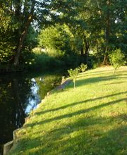 Der Mittelkanal mit Bootssteg.