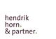 Logo mit der Aufschrift "hendrik horn & partner" in dunkelrot mit grünen Punkten.