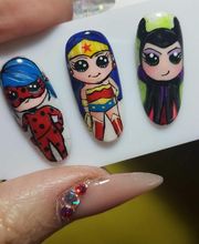 Uñas decoradas con dibujos de superhéroes y villanos.