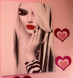 Portrait artistique d'une femme avec lèvres rouges et cheveux bicolores. Décor de cœurs roses.