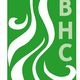 Grünes Logo mit weißen Wellen und den Buchstaben "BHC" vertikal angeordnet.