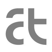 Graues Logo mit stilisiertem Schriftzug „at” auf weißem Hintergrund.