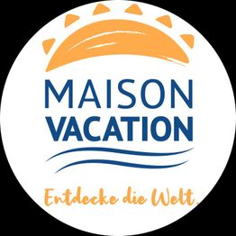 Logo mit Sonnenmotiv, Text "MAISON VACATION" in Blau, darunter "Entdecke die Welt." in Orange.