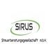 Logo der SIRUS Steuerberatungsgesellschaft mbH mit grünem Bogen auf weißem Hintergrund.