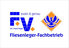 Logo eines Fliesenleger-Fachbetriebs mit blauen Buchstaben und orangefarbenem Wappen.