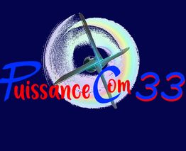 Logo "Puissance Com 33" avec un avion sur fond bleu et cercle blanc.