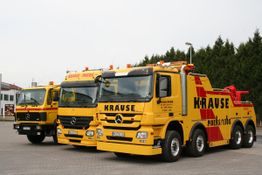 Drei gelbe Mercedes-Abschleppwagen von Krause stehen nebeneinander auf einem Parkplatz.