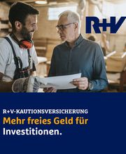 Zwei Männer in Werkstatt, lächeln, mit Dokumenten. Text: "Mehr freies Geld für Investitionen."