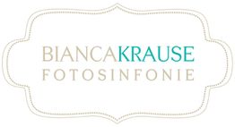 Logo mit geschwungenem Rahmen: "BIANCA KRAUSE FOTOSINFONIE" in schlichten, eleganten Buchstaben.
