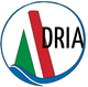 Logo mit stilisierter Flagge, Buchstaben "DRIA" und Wellenlinie in blauem Kreis.