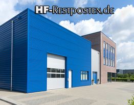 Blaues und rotes Gebäude mit Schriftzug "HF-Restposten.de" oben. Klarer Himmel und Parkplatz.