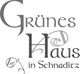 Textlogo: "Grünes Haus in Schnaditz" mit dekorativen Schriftarten und Verzierungen.