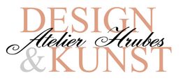 Textlogo mit den Worten "DESIGN Atelier Hrubes & KUNST" in eleganter Schrift.