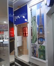 Loja de câmbio com referências a monumentos como a Torre Eiffel e a Estátua da Liberdade.