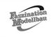 Titel "Faszination Modellbau" mit geschwungenem Hintergrund, schwarze und graue Schrift.