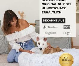 Frau streichelt Hund auf flauschigem Bett, daneben Werbung für Hundebett von Hundeschatz.