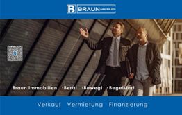 Zwei Männer in Anzügen und Mänteln zeigen auf ein Gebäude. Text: Braun Immobilien, Verkauf, Vermietung.