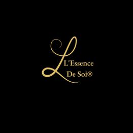 Texte doré "L'Essence De Soi®" sur fond noir.