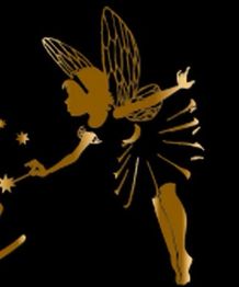 Goldene Fee mit Flügeln, die Sterne berührt, vor schwarzem Hintergrund schwebend.