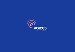 Logo de "Voices escuela de doblaje" con fondo azul y diseño de ondas sonoras en rosa.