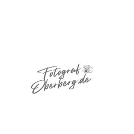 Schriftzug "Fotograf Oberberg" mit kleinem Kamerasymbol auf weißem Hintergrund.