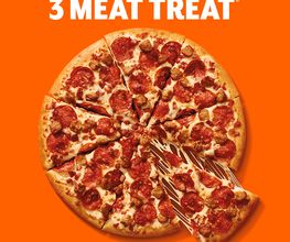Pizza de pepperoni y salchicha con un trozo separado. Texto: "3 Meat Treat" y "Little Caesars".