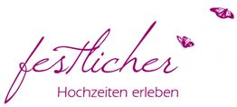 „Festlicher“ Schriftzug mit Schmetterlingen, Text: „Hochzeiten erleben“ in lila.