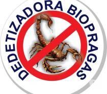 Sinal de proibição com escorpião; texto diz "Dedetizadora Biopragas".