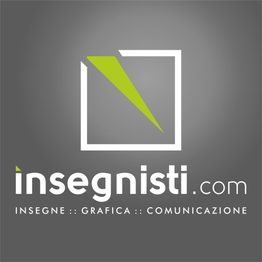 Logo grigio di insegnisti.com con triangolo verde e testo: "INSEGNE :: GRAFICA :: COMUNICAZIONE".