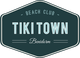 Logotipo de Tiki Town Beach Club, Benidorm, con fondo verde oscuro y texto blanco.