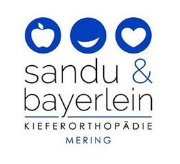 Logo von Sandu & Bayerlein Kieferorthopädie mit Symbolen Apfel, Lächeln, Herz. Text: Mering.