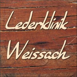 Text "Lederklinik Weissach" auf Holz-Hintergrund in eleganter, handgeschriebener Schrift.