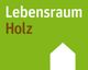Grüner Hintergrund mit den Worten "Lebensraum Holz" und einem weißen Pfeil nach oben.