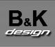 Text mit "B&K design" auf gestreiftem Hintergrund.