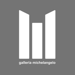 Logo bianco della "galleria michelangelo" su sfondo grigio.