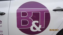 Lila Logo "B&T" auf einer Autotür, Aufnahmedatum 05.05.2011.