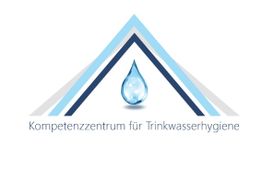 Logo mit einem blauen Wassertropfen und Text: "Kompetenzzentrum für Trinkwasserhygiene".
